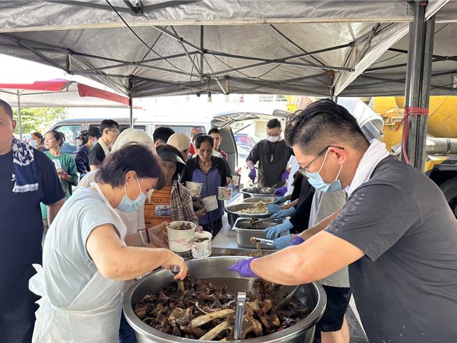 花莲马太鞍溪堰塞湖溃流酿灾，光復乡成为重灾区，500位灾民忽然涌入马太鞍教会收容所。(蔡旻妤摄)