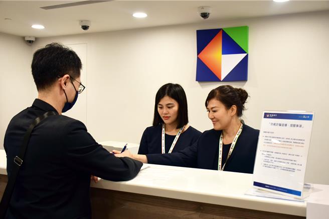 凯基银行推出阻诈双利器　「前期金流查询」阻断诈团金流、「受款人户名显示」提高转帐警觉。（凯基提供）