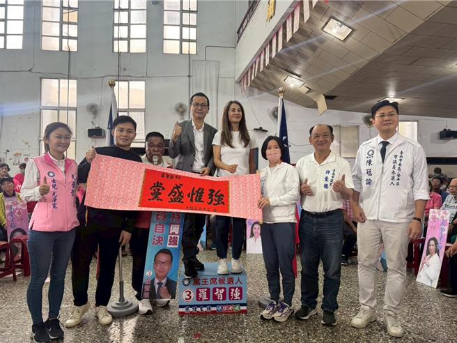 參選國民黨主席的立委羅智強（左4）在立委高金素梅（左5）陪同下，到台南進行宣講，獲得多位議員支持。（台南市議員蔡育輝提供／郭良傑台南傳真）
