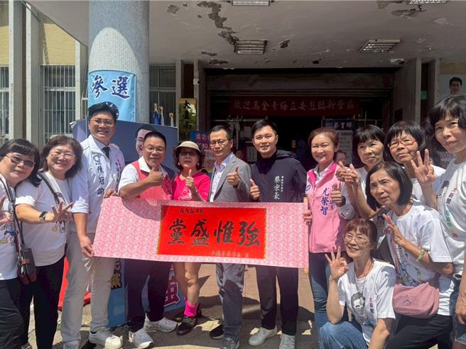 參選國民黨主席的立委羅智強（中）到台南進行宣講，獲得許多粉絲支持。（台南市議員蔡育輝提供／郭良傑台南傳真）