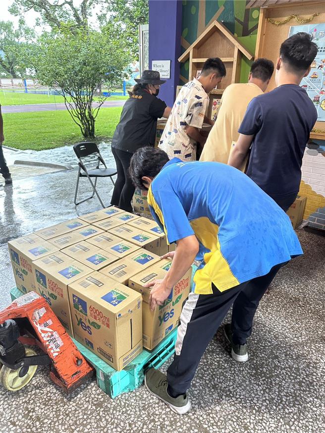 全联紧急调度物资、物流车辆，截止24日晚间陆续送达8批物资，送抵花莲收容中心，涵盖民生必需与日用品。(全联提供／洪凯音台北传真)