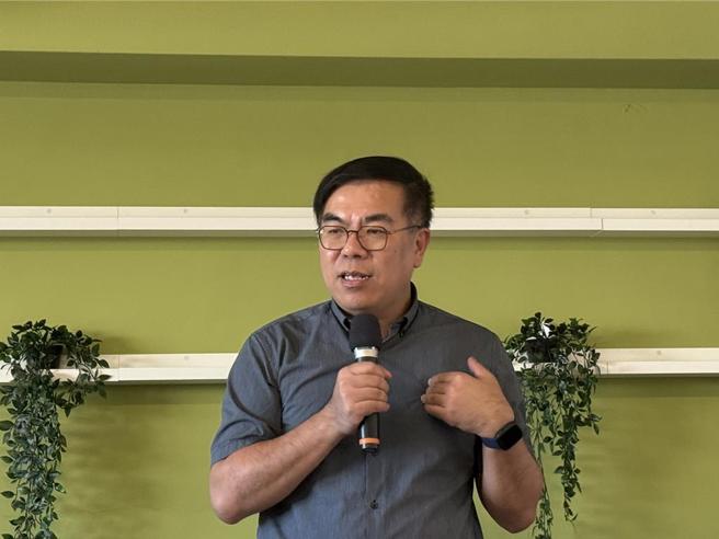 环境部部长彭启明25日指出，目前约1,157吨淤泥堆积，预估共有上万吨淤泥、废弃物，恐需一至两善后。图／林莉