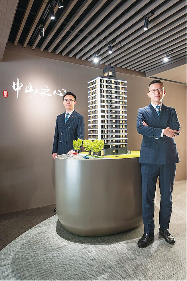 如來廣告與振家實業合作推出「中山之心」，鎖定中山北路核心地段，創造都會中罕見的精緻住宅新典範；圖為陳麒文總監（左）、陳麒仁副總（右）。圖／業者提供