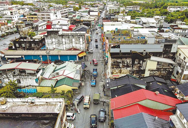 花蓮縣馬太鞍溪堰塞湖23日發生溢流重創光復鄉，24日各單位出動機具、人力協助清淤，但光復火車站附近仍相當泥濘寸步難行。（李忠一攝）