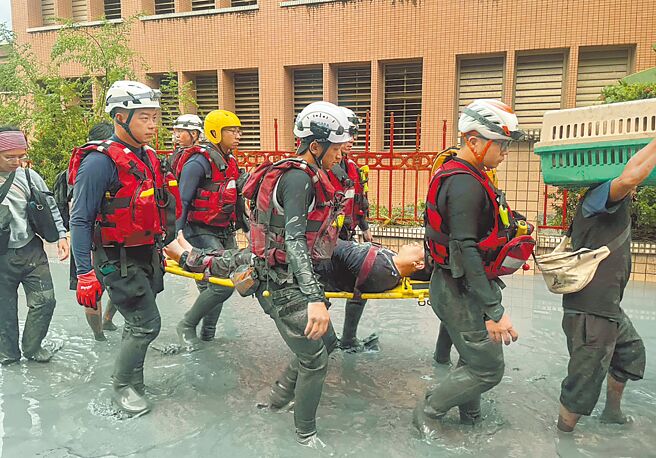 宜蘭縣消防局派遣救災人員挺進花蓮縣光復鄉，24日在敦厚路救出受困民眾。（宜蘭縣消防局提供／李忠一宜蘭傳真）