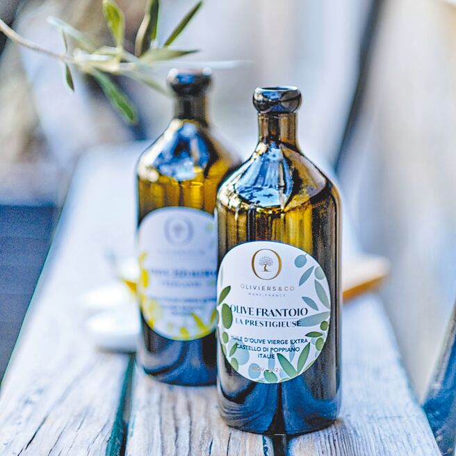 法國精品橄欖油品牌OLIVIERS&CO.今年中秋獻上限量「臻稀系列橄欖油」，其中「波琵安諾橄欖油」（見圖）是系列中最尊貴的一款，來自佛羅倫斯附近的波琵安諾橄欖莊園，其風味強烈、青草氣息濃郁，散發番茄葉與青杏仁的芳香，清新微苦且帶辛辣喉韻。（O＆CO提供）