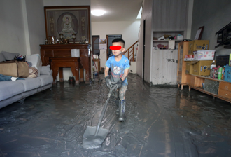 半天沒吃喝 2歲童哭喊救公嬤 搜救隊摸黑奇蹟救出3人