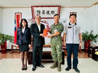 軍友保代慰訪嘉、南駐軍 秋節虎帳送暖