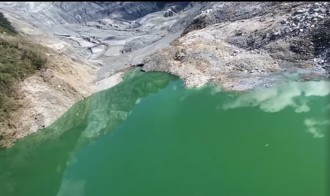 堰塞湖直擊》長2.5公里數百米深谷被填平  等同1785萬輛砂石車運量   