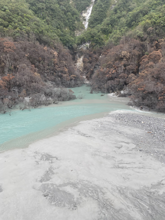 獨家直擊》堰塞湖今早現況曝   湖面已快填滿  湖水成涓流持續流出