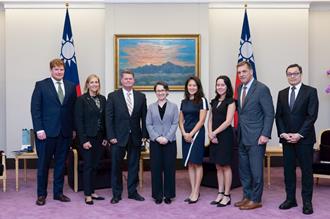 接見印太安全研究所訪團  蕭美琴盼台美發展互補經貿關係