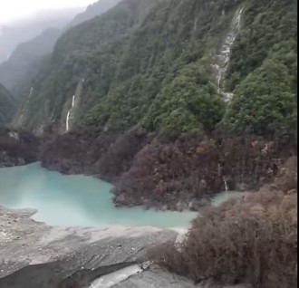 独家》堰塞湖低空拍摄首度曝光   上游持续崩塌  进水量仍大危机仍在
