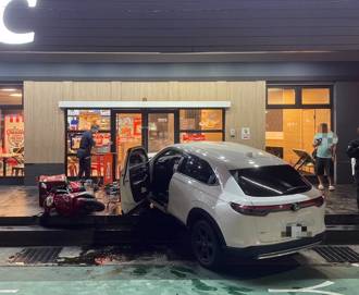 基隆小客車疑闖紅燈猛撞機車　騎士噴飛擦挫傷