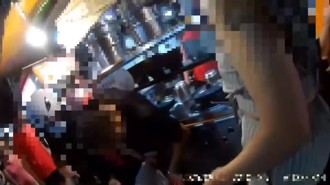 行人违规穿越马路遭拦查！　三重警意外破获毒鸳鸯藏毒