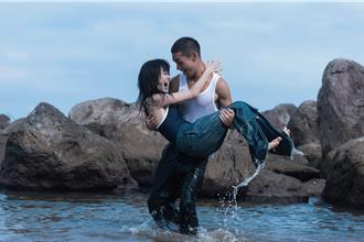 白安同框小鮮肉海邊親暱放閃飛高高「有史以來最親密」