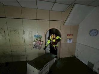 泥水及腰、電線走火！消防背女童逃生　童言童語展勇氣