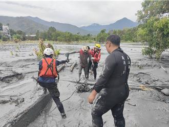 半身陷泥淖驚魂！　嘉義特搜隊花蓮災區救出受困測量員