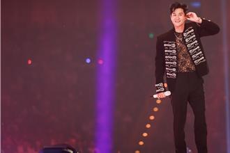 周興哲唱一半爆意外全場暫停8分鐘 親致歉：從來沒有發生過！