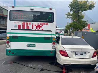 新莊女駕駛連撞2公車波及6機車！　車內搜出喪屍煙彈遭逮