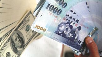 楊金龍：估今年對美順差1,200億美元 留意匯率成把柄