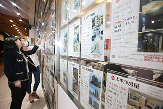 8月房贷余额 年增连十降