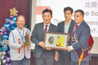 两跨国身障议员 获周大观生命奖章