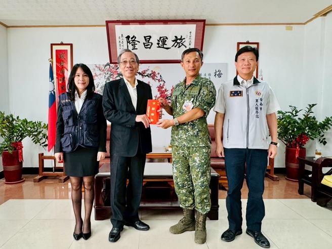 军友保代敬军团昨日在臺南军人服务站站长刘可云(右1)陪同下，慰访陆军203旅，表达对国军戮力战备的谢忱。(军友保代提供)