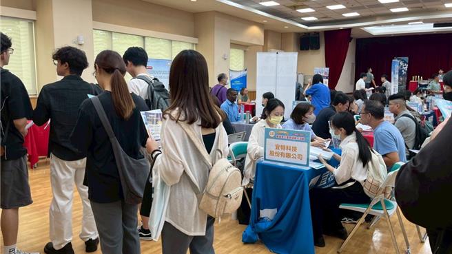 为协助民眾顺利就业，并因应产业人力需求，劳动部桃竹苗分署10月在桃园、新竹及苗栗地区共办理9场徵才活动，邀集213家厂商释出近9千个工作机会，其中桃园地区办理6场，邀请133家企业释出4930个职缺。（图／桃竹苗分署）
