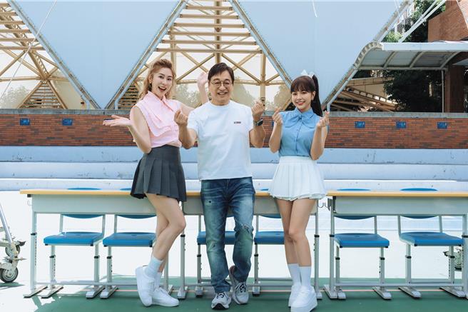 张棋惠（左起）与徐凯希、李涛献唱公益单曲〈Sunper Teacher〉。（关怀台湾文教基金会提供）