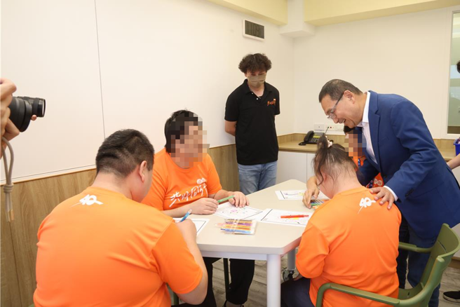 「板桥溪崑日照中心」原为板桥溪崑联合服务中心阅览室，活化后转型为全新的日照中心，可服务25位身心障碍者。（高钧麟摄）