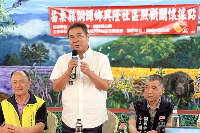 苗栗县长锺东锦（中）表示，县府将增资源、提升供餐，营养师指导志工，让长辈在据点享受健康快乐生活。（吕丽甄摄）