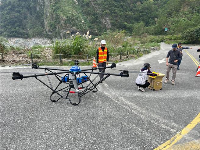 花莲太鲁阁大礼部落无人机紧急物资运补演练。（运研所提供／蔡明亘台北传真）