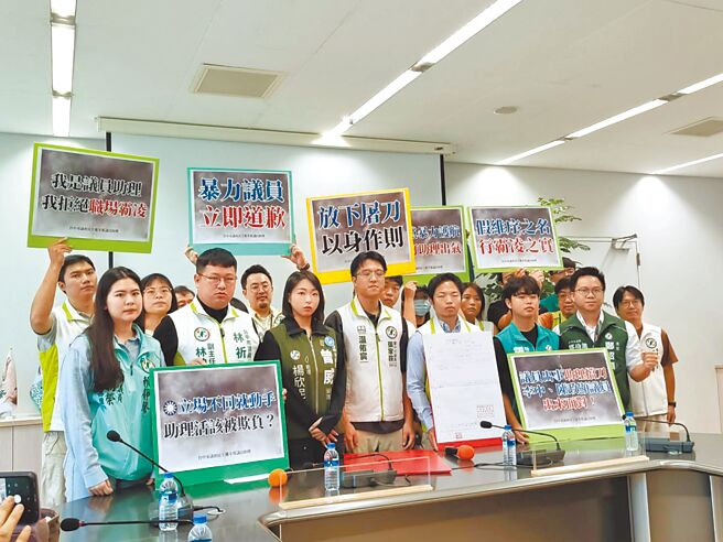 台中市民进党多位议员助理25日控诉遭国民党议员推挤及言语恐吓，要求议员李中、陈政显道歉。（陈淑娥摄）