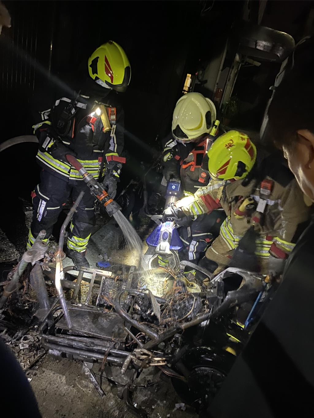 2025年9月27日苗栗縣／苑裡鎮社苓里一處民宅27日深夜發生火警，屋主停放於前門屋簷下的電動機車起火，造成3輛電動機車全毀、2輛125CC重型機車半毀，所幸無人傷亡。（讀者提供／呂麗甄苗栗傳真）