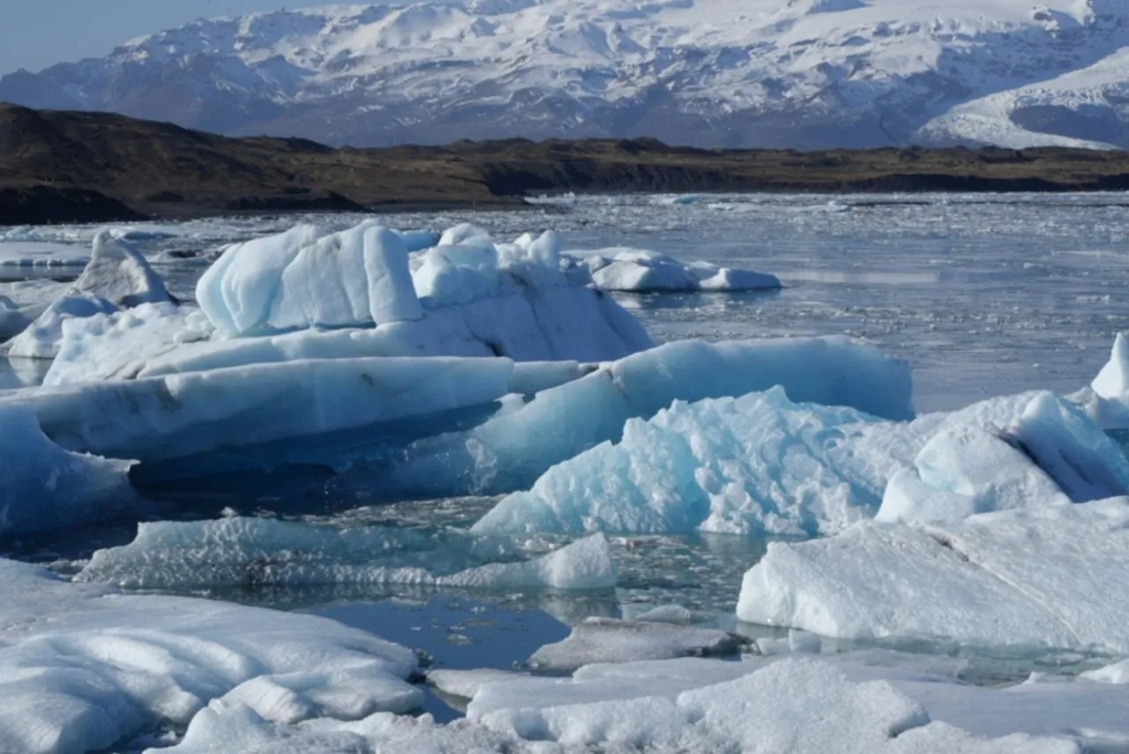 瓦特納冰川崩解後，大小冰塊從冰河湖中順著水流被帶到海上或沖到岸邊。(行遍天下提供/圖：何世棟、洪華娟)
