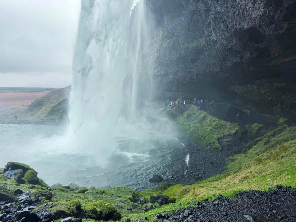 造訪好幾個瀑布除了要爬高還會濕身，過程艱難但很有挑戰。圖為氣勢磅礡的鱒魚瀑布。(行遍天下提供/圖：何世棟、洪華娟)