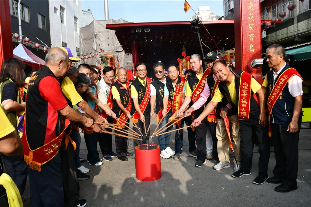 遶境主委林世賢等人點燃起馬炮，南瑤宮9天8夜的「開基三媽暨十會媽角頭祈安遶境」活動正式展開。（葉靜美攝）