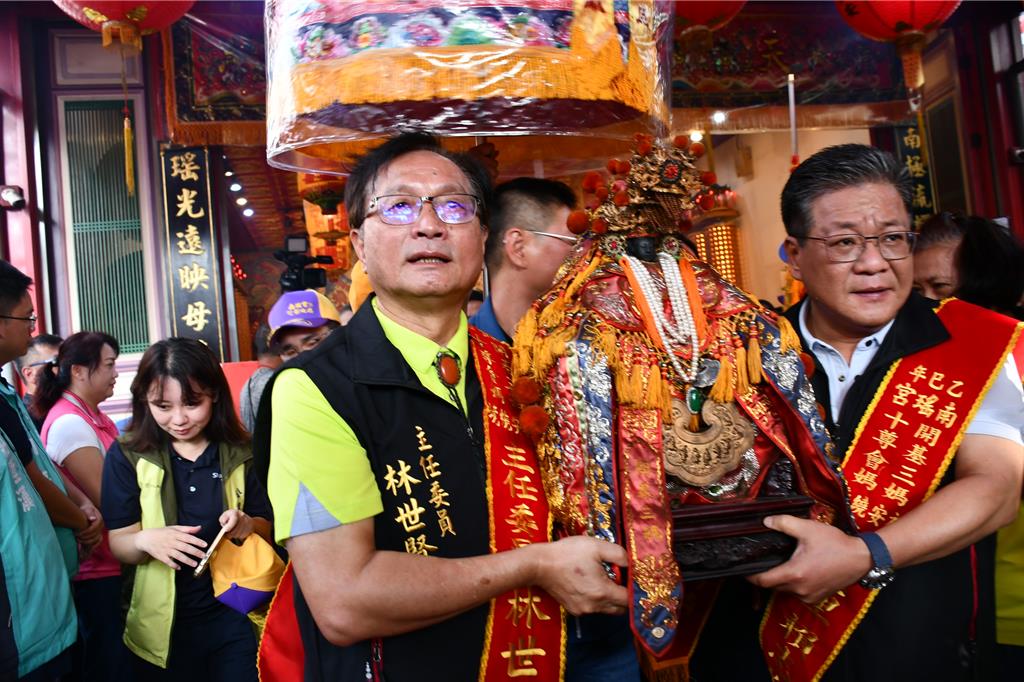 起駕前遶境主委林世賢市長(左)與遶境大總理賴金鐘之子賴志峰恭迎開基三媽。（葉靜美攝）