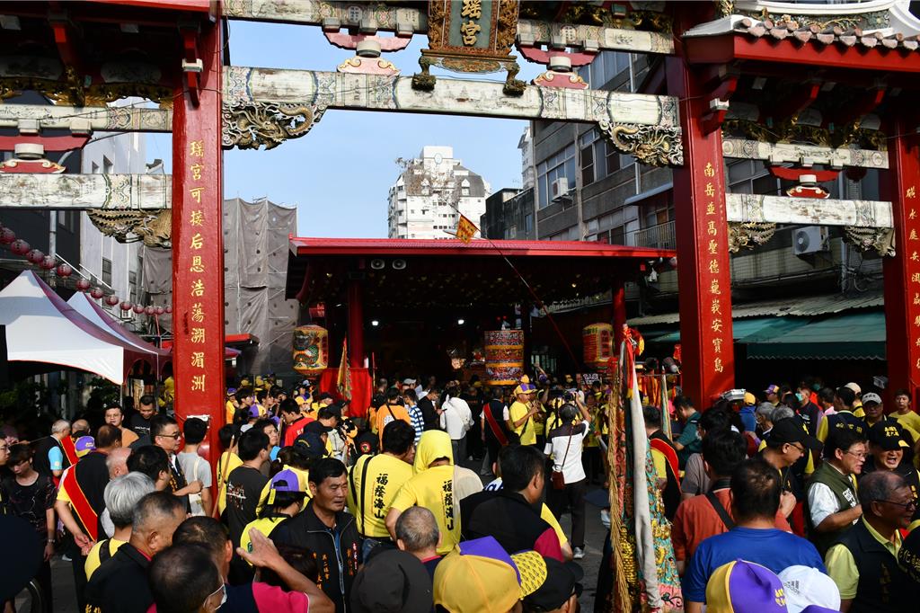南瑤宮遶境巡角活動起駕前人聲鼎沸。（葉靜美攝）