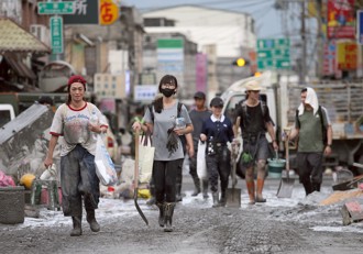 台北人買雨鞋衝花蓮當志工 小黃運將塞500元 逼哭全網