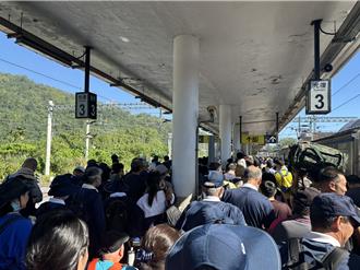 教师节连假首日 花莲车站涌救灾志工 台铁3措施加强运输