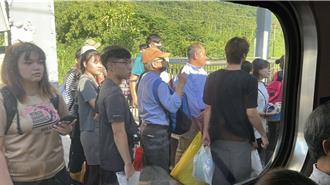 台鐵被志工擠爆 桃園80人深夜包車 卡在鳳林傻眼