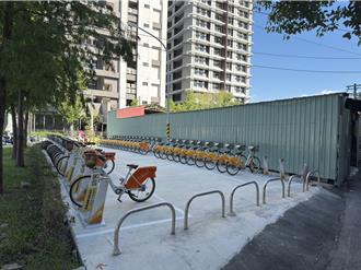 板橋中正路379巷雜草叢生 新北美樂地專案增設54YouBike停車柱