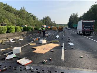 國3北上香山段貨車自撞 貨物掉滿地 駕駛擦傷送醫