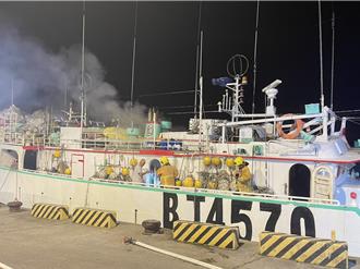 驚險！宜蘭南方澳漁船突冒濃煙 海巡急報警消撲滅