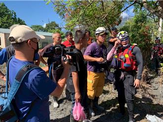 陽明交大退休教授遭洪水沖走 妻逃屋頂獲救 憶驚險瞬間