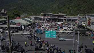 「鏟子超人」畫面太震撼！ 蔡英文曝最美風景：花蓮復原之路不孤單