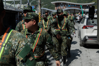 国军到家清淤「3人一组清到好」：很累但我们不能也不愿放慢脚步