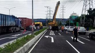高雄小港新建專用道塌陷！垃圾車後輪卡死 塞爆沿海二路