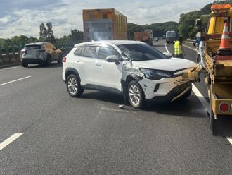 影》國道驚魂！聯結車變換車道不當　猛撞自小客車
